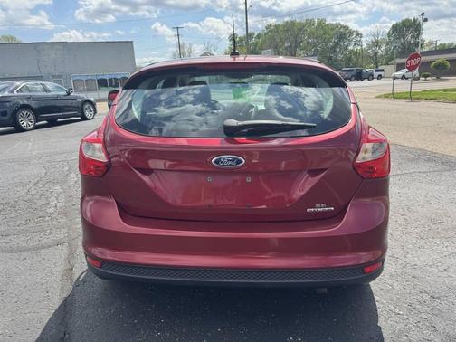 Red 2014 Ford Focus SE