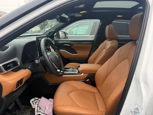 2025 Toyota Highlander Hybrid Platinum