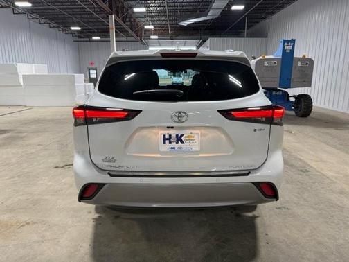 2025 Toyota Highlander Hybrid Platinum