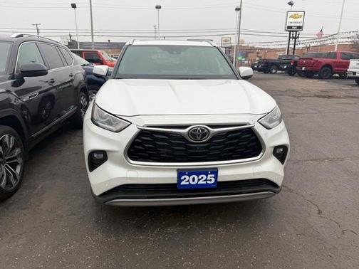 2025 Toyota Highlander Hybrid Platinum
