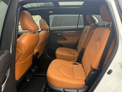 2025 Toyota Highlander Hybrid Platinum