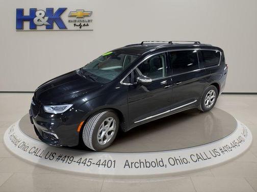 Brilliant Black Crystal Pearlcoat 2023 Chrysler Pacifica Limited