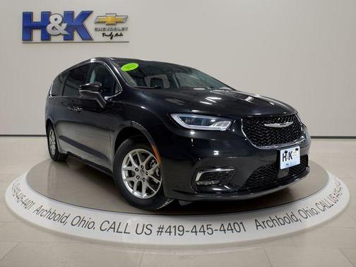 Brilliant Black Crystal Pearlcoat 2023 Chrysler Pacifica Touring-L