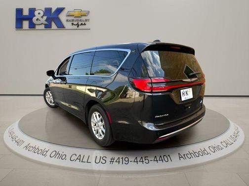 Brilliant Black Crystal Pearlcoat 2023 Chrysler Pacifica Touring-L