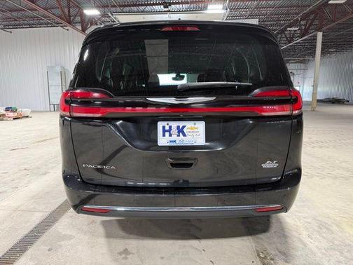 Brilliant Black Crystal Pearlcoat 2023 Chrysler Pacifica Touring-L