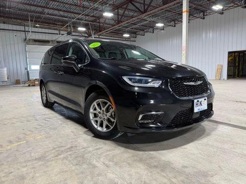 Brilliant Black Crystal Pearlcoat 2023 Chrysler Pacifica Touring-L