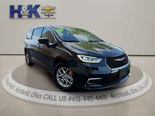 Brilliant Black Crystal Pearlcoat 2023 Chrysler Pacifica Touring-L