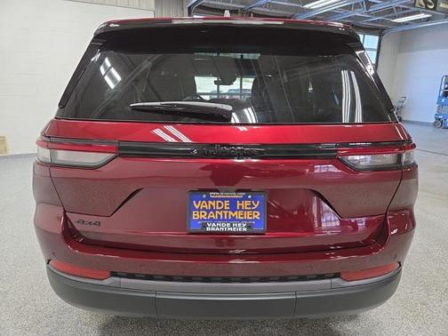 Velvet Red Pearl-Coat Exterior Paint 2026 Jeep Grand Cherokee Limited