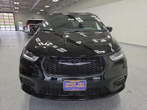 Diamond Black 2026 Chrysler Pacifica L
