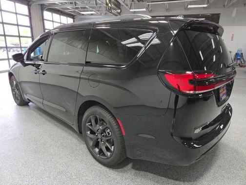 Diamond Black 2026 Chrysler Pacifica L