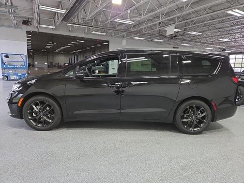Diamond Black 2026 Chrysler Pacifica L