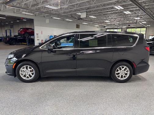 Diamond Black Crystal Pearlcoat 2025 Chrysler Pacifica L