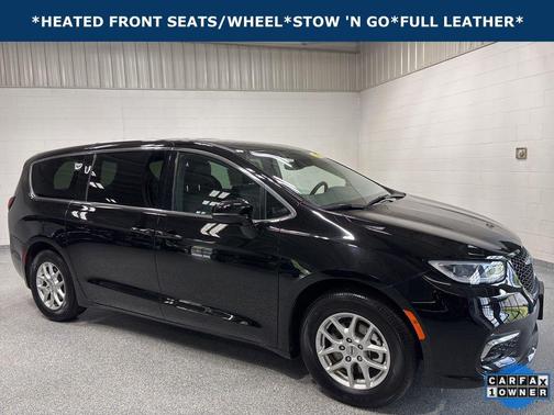 Diamond Black Crystal Pearlcoat 2025 Chrysler Pacifica L