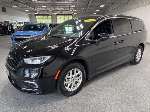 Diamond Black Crystal Pearlcoat 2025 Chrysler Pacifica L