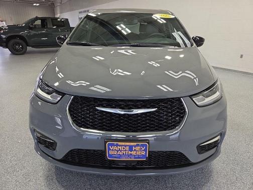 2025 Chrysler Pacifica L