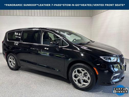Diamond Black Crystal Pearlcoat 2024 Chrysler Pacifica Limited