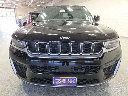 Diamond Black Crystal Pearl-Coat Exterior Paint 2026 Jeep Grand Cherokee Limited