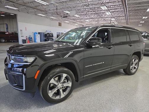 Diamond Black Crystal Pearl-Coat Exterior Paint 2026 Jeep Grand Cherokee Limited