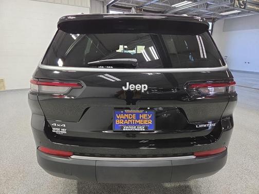 Diamond Black Crystal Pearl-Coat Exterior Paint 2026 Jeep Grand Cherokee Limited