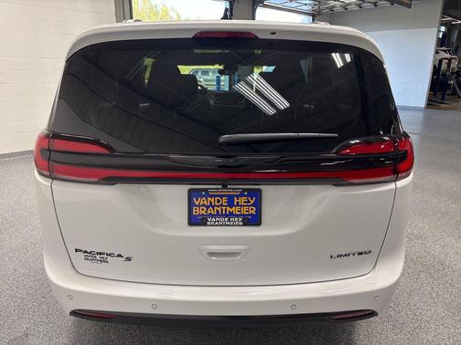 Bright White Clear-Coat Exterior Paint 2026 Chrysler Pacifica Limited