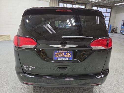 Diamond Black Crystal Pearl-Coat Exterior Paint 2026 Chrysler Voyager LX