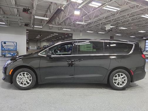 Diamond Black Crystal Pearl-Coat Exterior Paint 2026 Chrysler Voyager LX