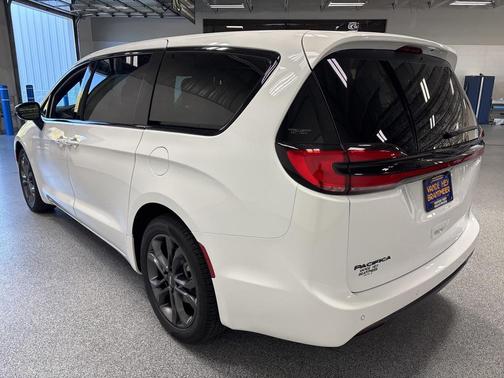 2026 Chrysler Pacifica L