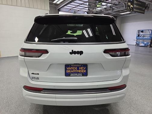 Bright White Clear-Coat Exterior Paint 2026 Jeep Grand Cherokee Limited