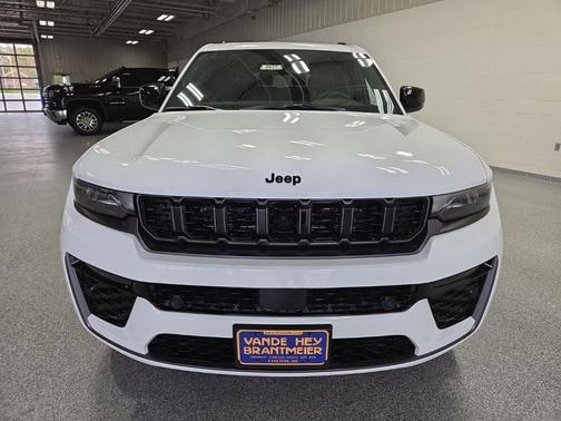 Bright White Clear-Coat Exterior Paint 2026 Jeep Grand Cherokee Limited
