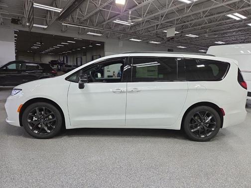 Bright White Clear-Coat Exterior Paint 2026 Chrysler Pacifica L