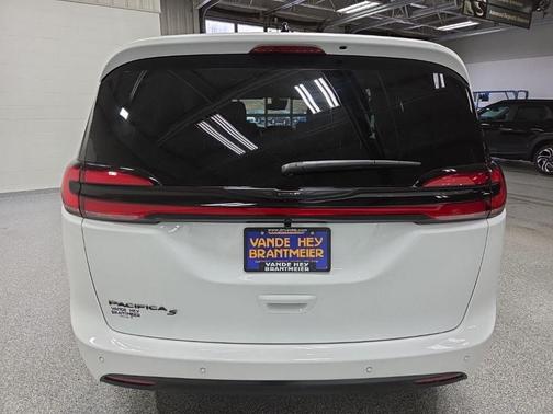 Bright White Clear-Coat Exterior Paint 2026 Chrysler Pacifica L