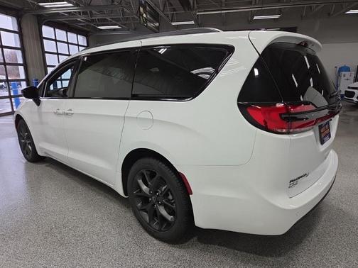 Bright White Clear-Coat Exterior Paint 2026 Chrysler Pacifica L