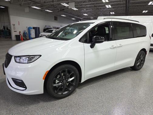 Bright White Clear-Coat Exterior Paint 2026 Chrysler Pacifica L