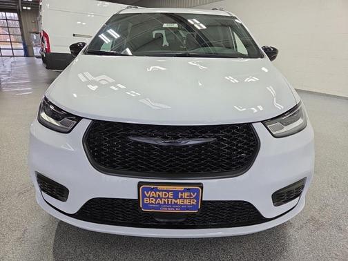 Bright White Clear-Coat Exterior Paint 2026 Chrysler Pacifica L