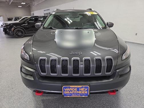 Granite Crystal Metallic Clearcoat 2015 Jeep Cherokee Trailhawk