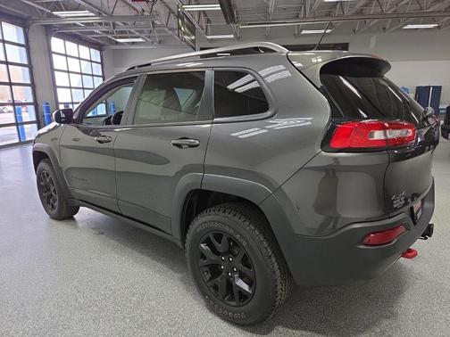 Granite Crystal Metallic Clearcoat 2015 Jeep Cherokee Trailhawk