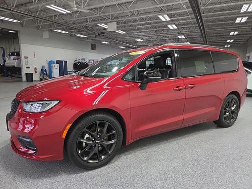 Red Hot Pearlcoat 2025 Chrysler Pacifica Limited