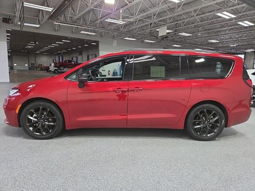 Red Hot Pearlcoat 2025 Chrysler Pacifica Limited