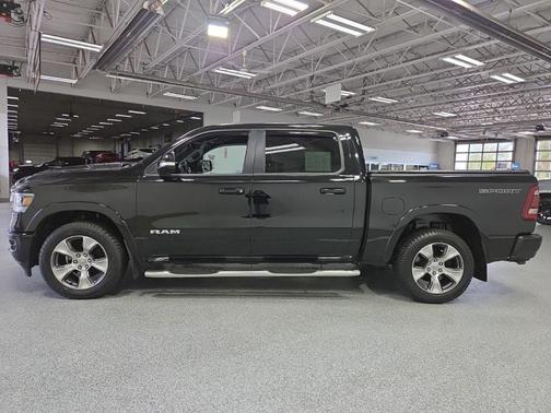 Diamond Black Crystal Pearlcoat 2021 RAM 1500 Laramie