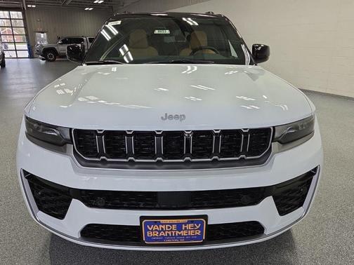 Bright White Clear-Coat Exterior Paint 2026 Jeep Grand Cherokee Summit