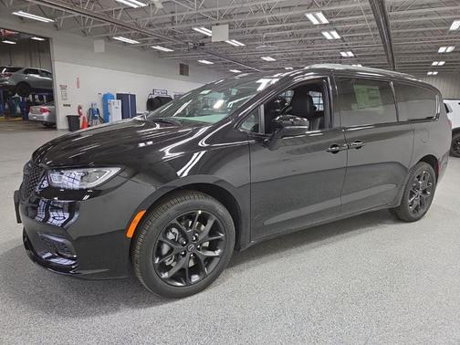 Diamond Black 2026 Chrysler Pacifica L