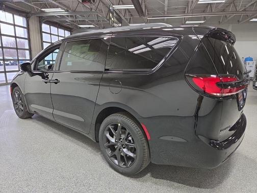 Diamond Black 2026 Chrysler Pacifica L