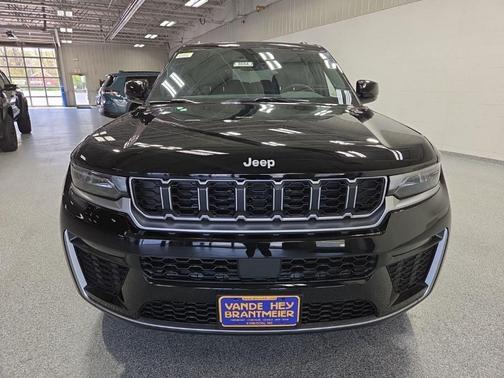 Diamond Black Crystal Pearl-Coat Exterior Paint 2026 Jeep Grand Cherokee Limited