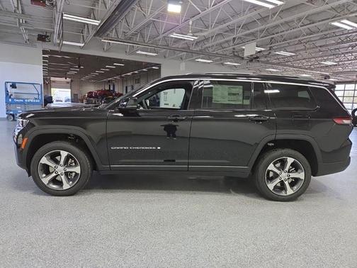 Diamond Black Crystal Pearl-Coat Exterior Paint 2026 Jeep Grand Cherokee Limited