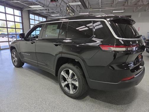Diamond Black Crystal Pearl-Coat Exterior Paint 2026 Jeep Grand Cherokee Limited