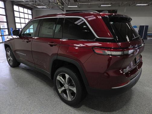 Velvet Red Pearl-Coat Exterior Paint 2026 Jeep Grand Cherokee Limited