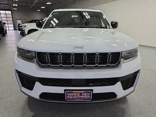 Bright White Clear-Coat Exterior Paint 2026 Jeep Grand Cherokee Limited