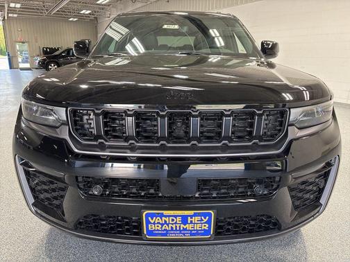 Diamond Black Crystal Pearl-Coat Exterior Paint 2026 Jeep Grand Cherokee Limited