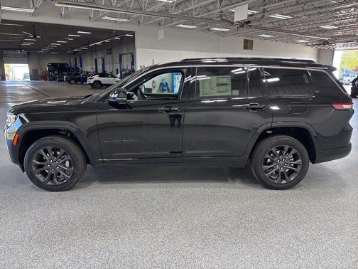 Diamond Black Crystal Pearl-Coat Exterior Paint 2026 Jeep Grand Cherokee Limited