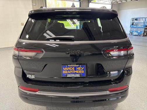 Diamond Black Crystal Pearl-Coat Exterior Paint 2026 Jeep Grand Cherokee Limited